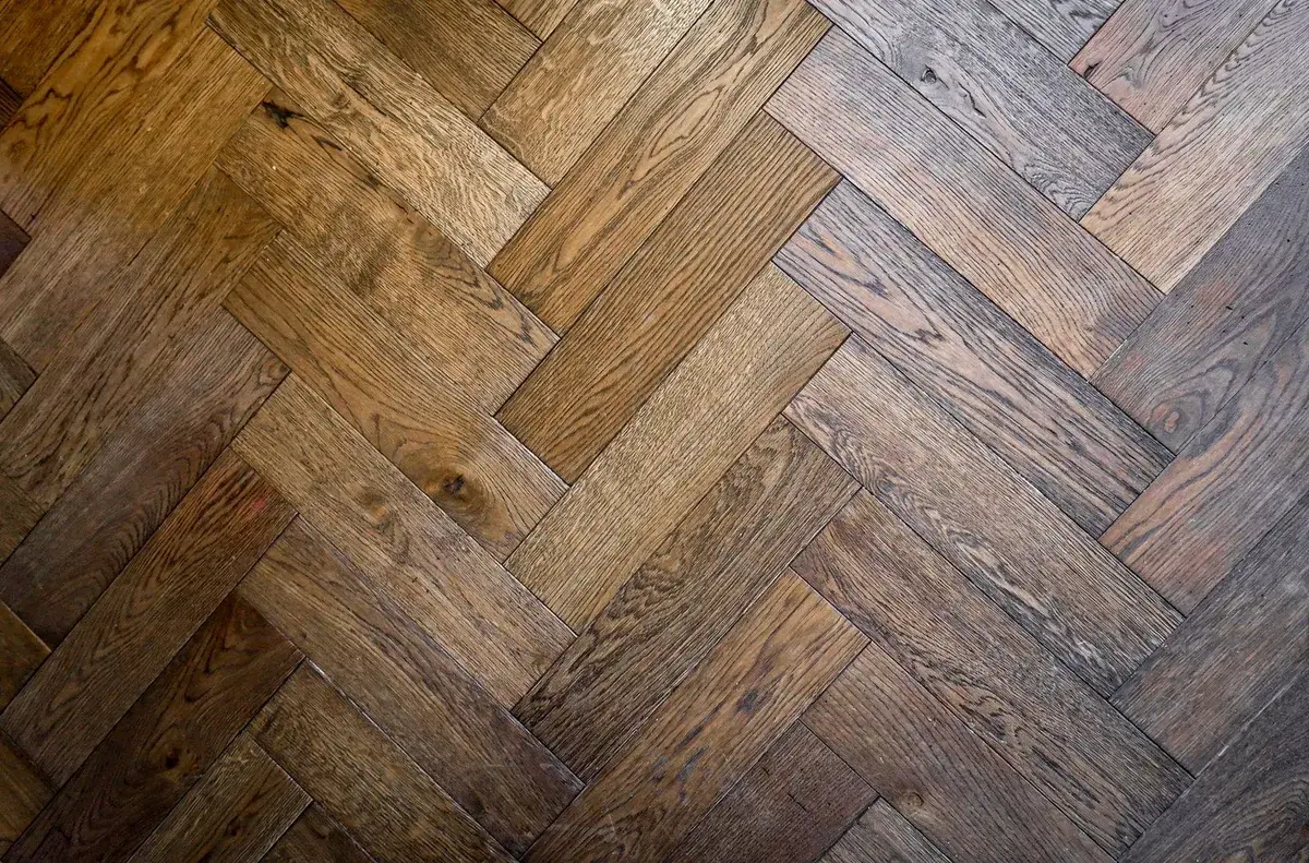Parquet en chevrons en chêne clair
