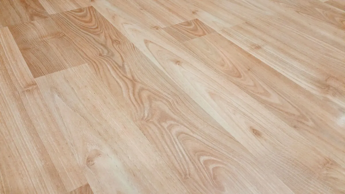Poser un parquet contrecollé : flottant ou collé, la méthode