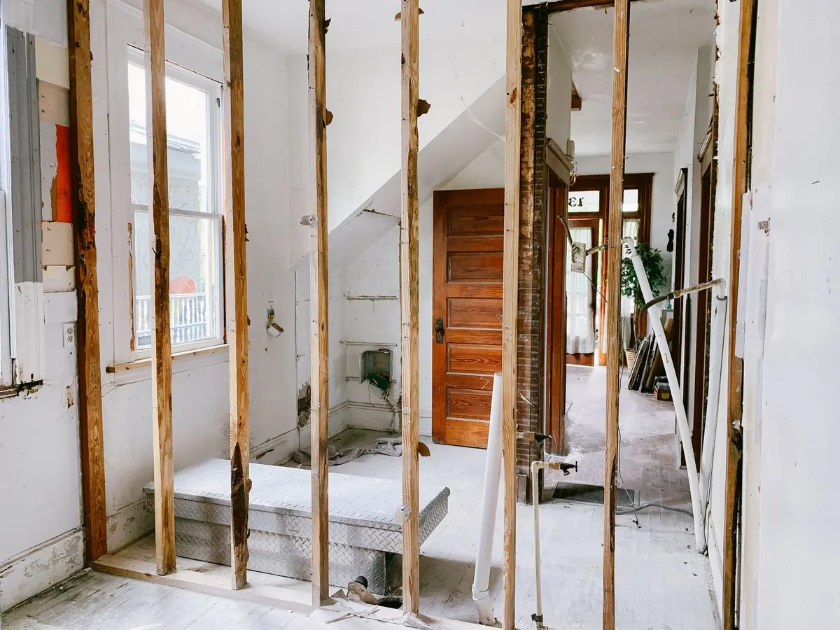 Rénover un parquet ancien : étapes et coûts