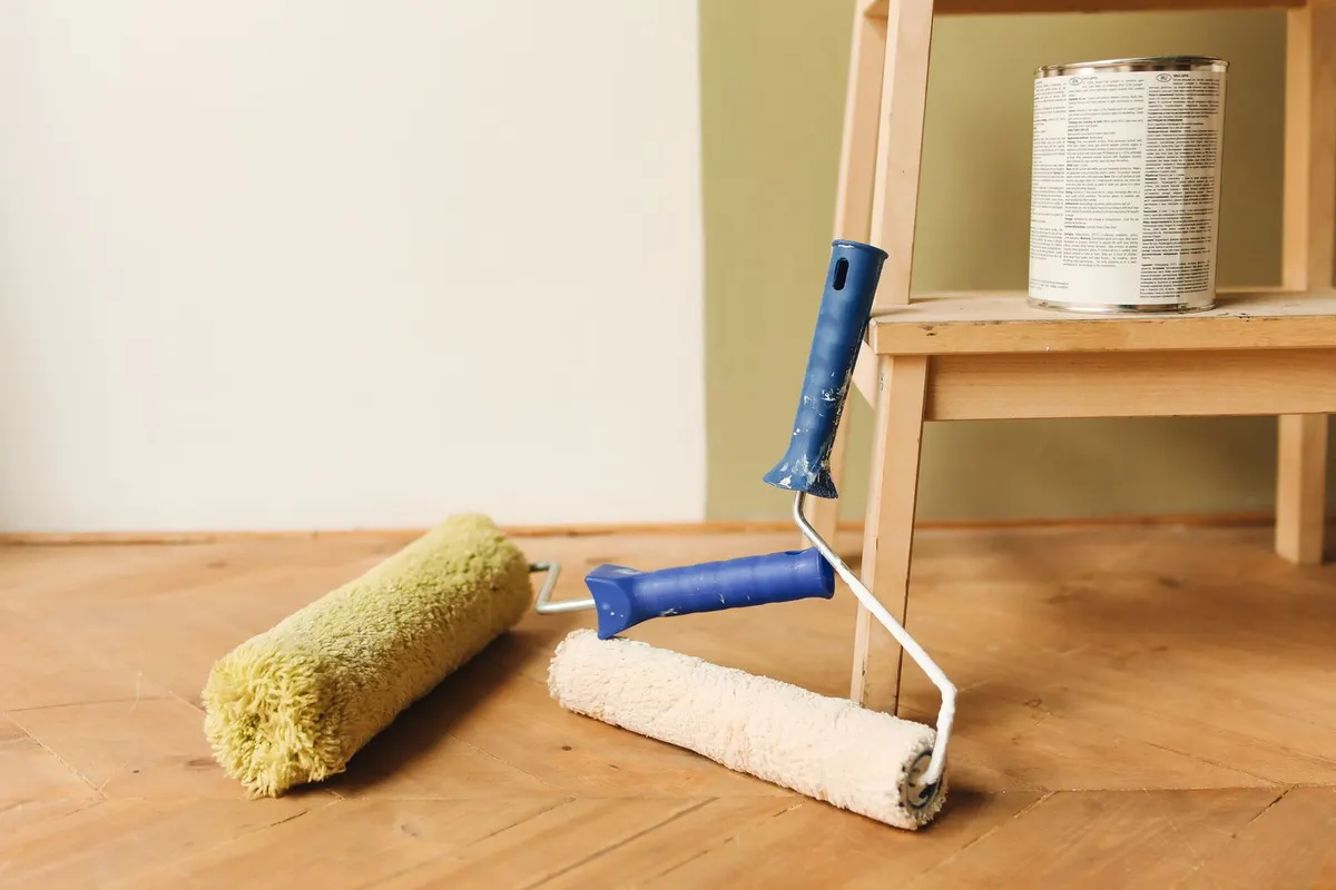 Rénover un parquet vitrifié : rafraîchir ou tout refaire ?